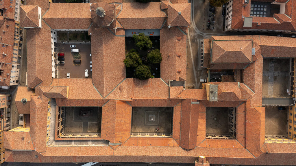 Unitamente al completamento dei progetti avviati e alla conclusione degli interventi già in essere di valorizzazione del patrimonio storico, l’Ateneo è chiamato a intraprendere azioni di efficientamento energetico e di implementazione delle misure di sicurezza dei propri edifici.